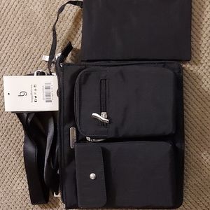 Baggalini Zip Crossbody w/Phone Wristlet Black